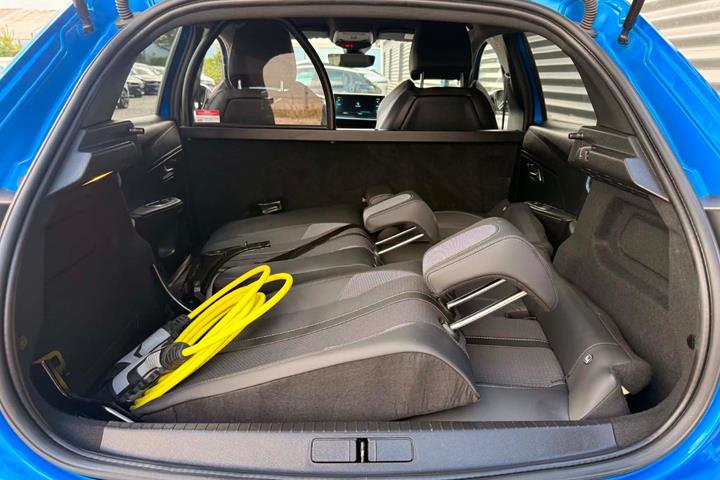 Grøn Peugeot e-208 fra 2022