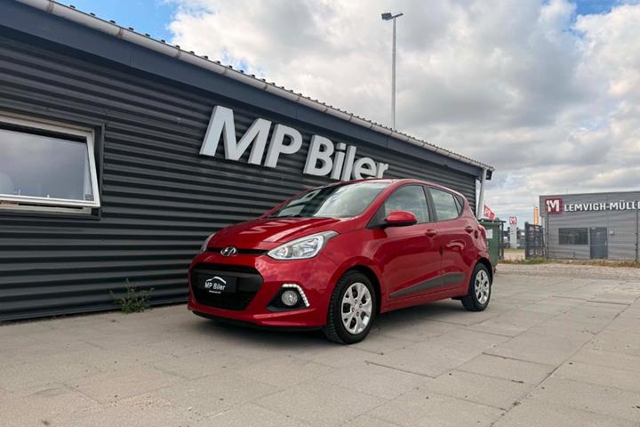 Rød Hyundai i10 fra 2015