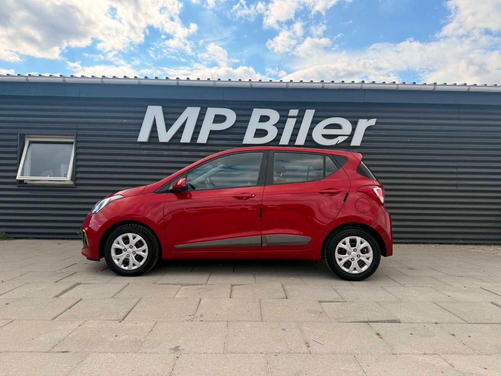 Rød Hyundai i10 fra 2015