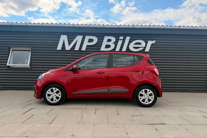 Rød Hyundai i10 fra 2015