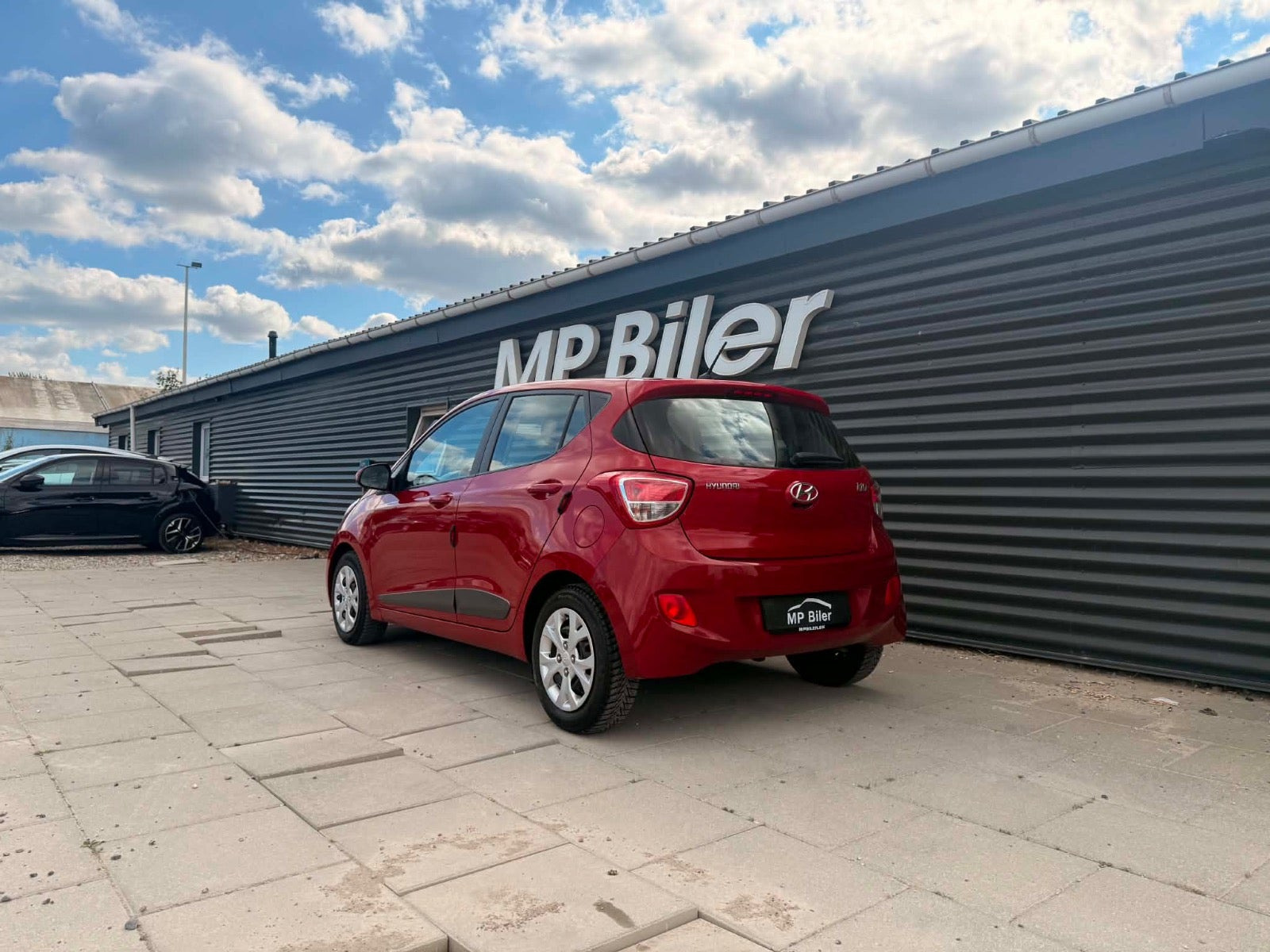 Rød Hyundai i10 fra 2015