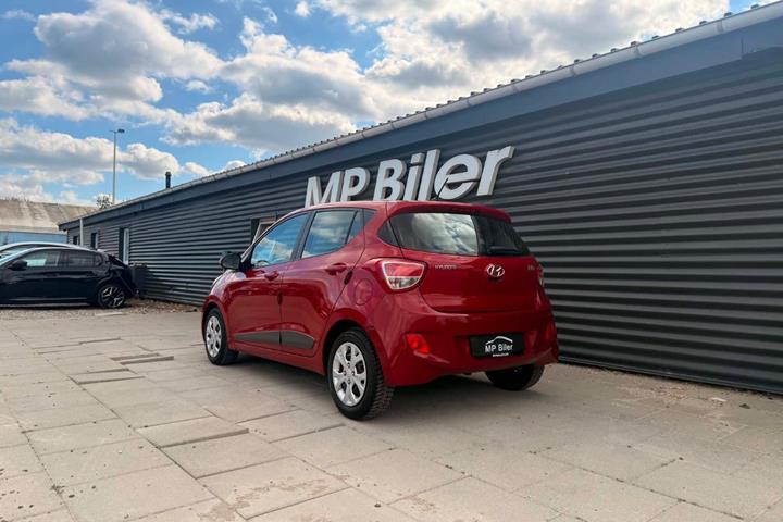 Rød Hyundai i10 fra 2015