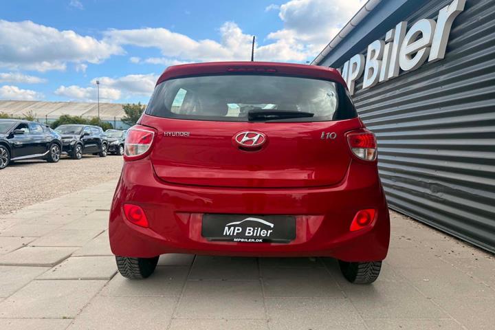 Rød Hyundai i10 fra 2015
