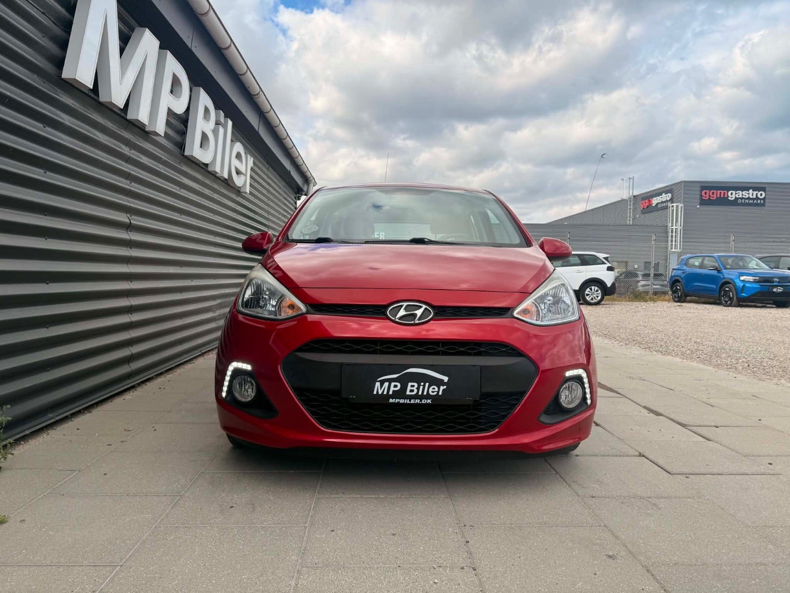Rød Hyundai i10 fra 2015