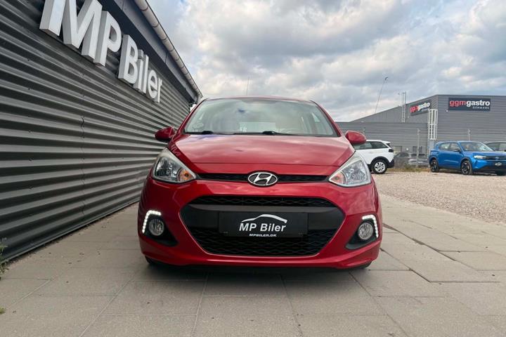 Rød Hyundai i10 fra 2015