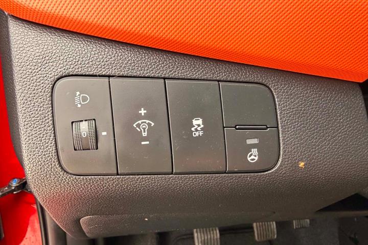 Rød Hyundai i10 fra 2015