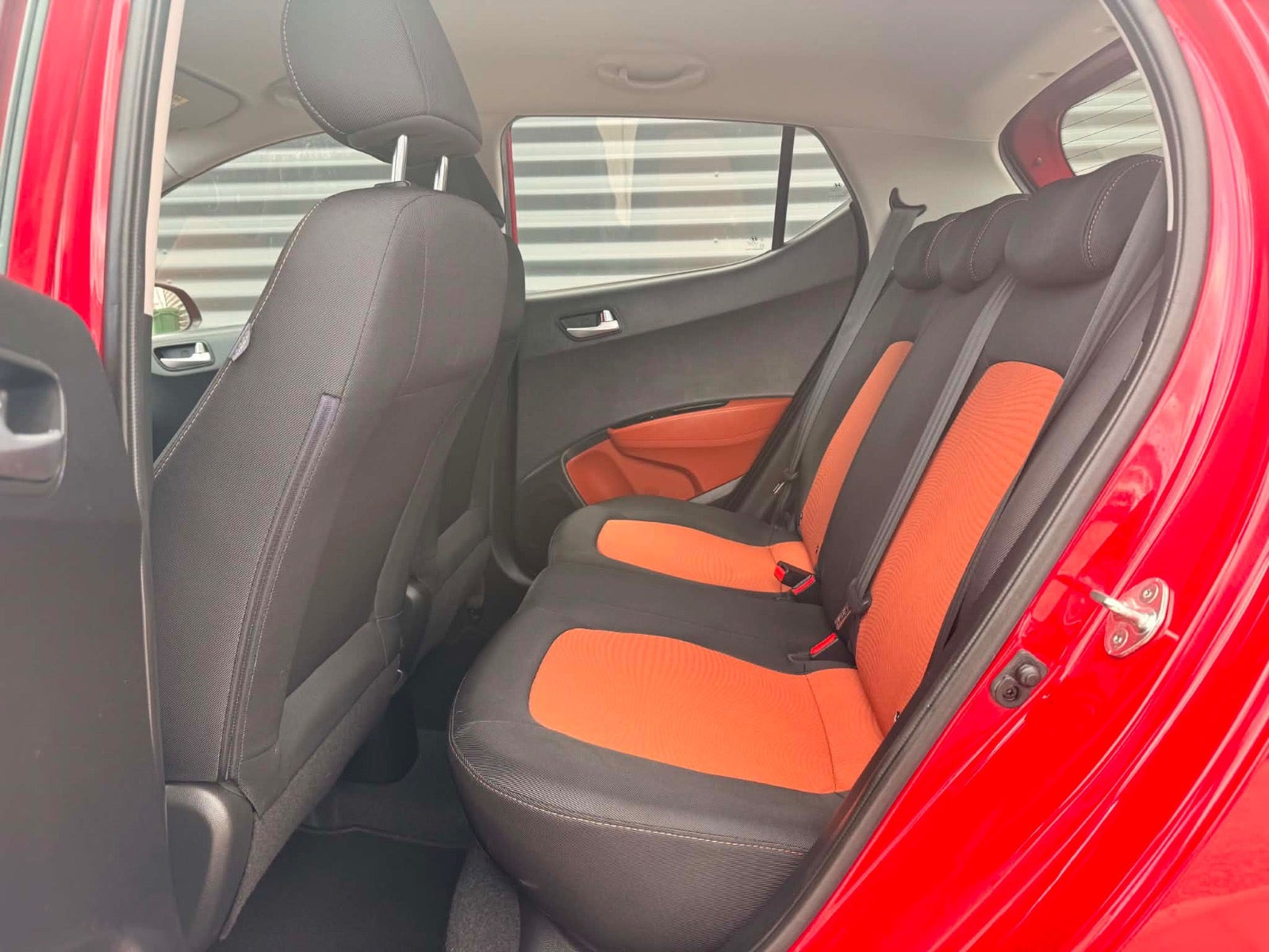 Rød Hyundai i10 fra 2015