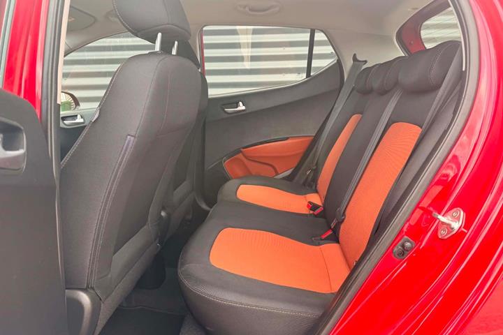 Rød Hyundai i10 fra 2015