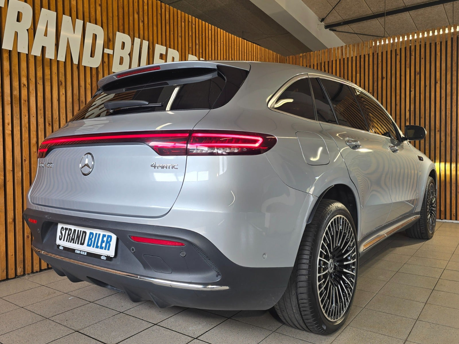 Sølv Mercedes EQC400 fra 2022