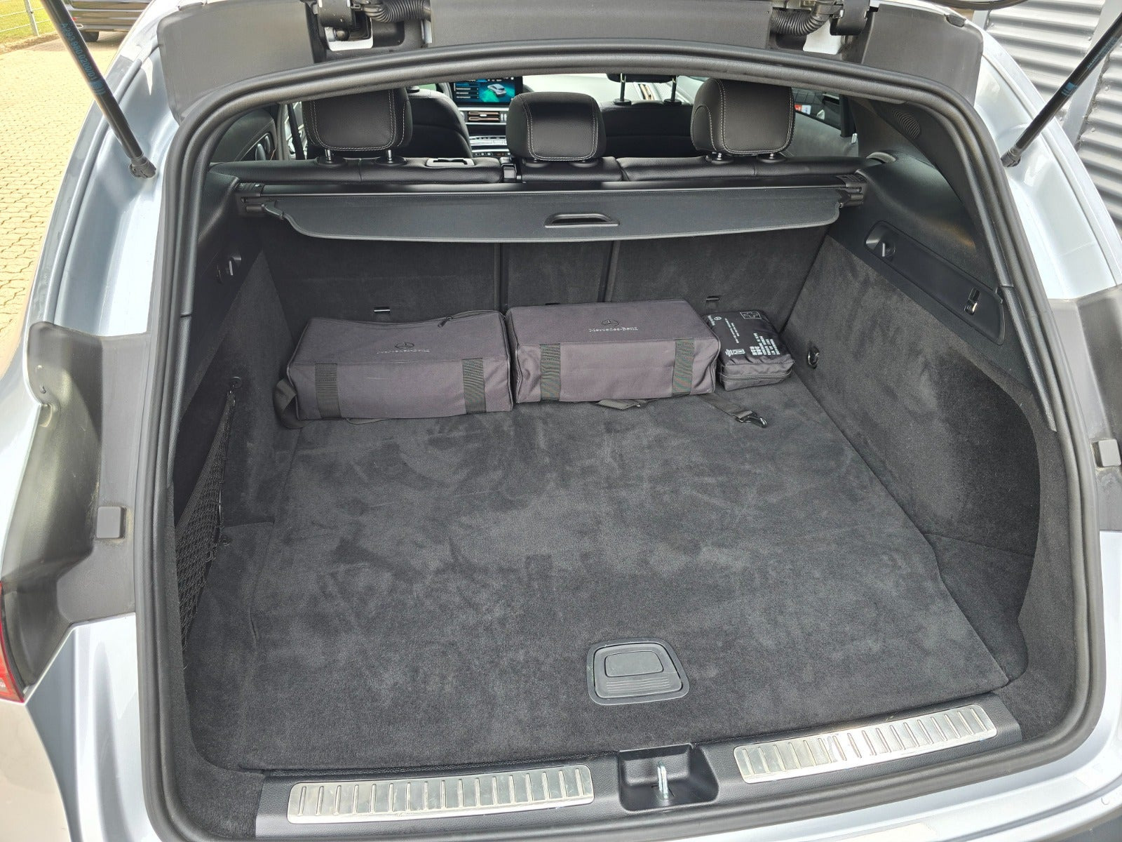 Sølv Mercedes EQC400 fra 2022
