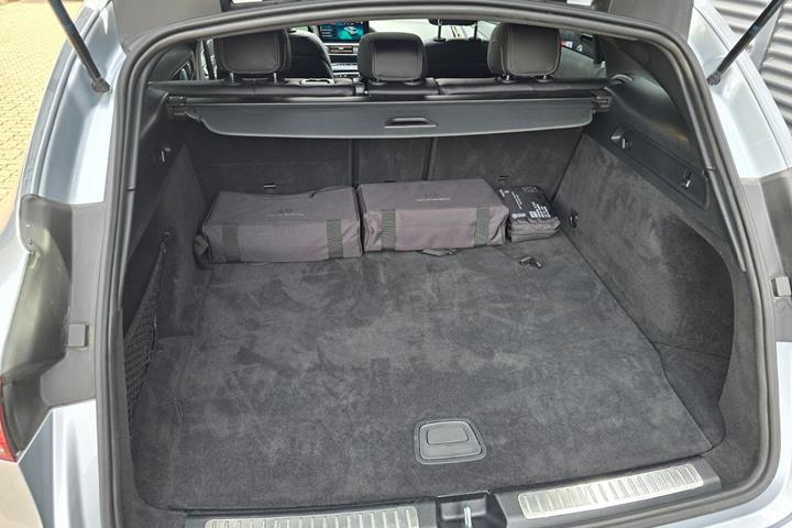 Sølv Mercedes EQC400 fra 2022
