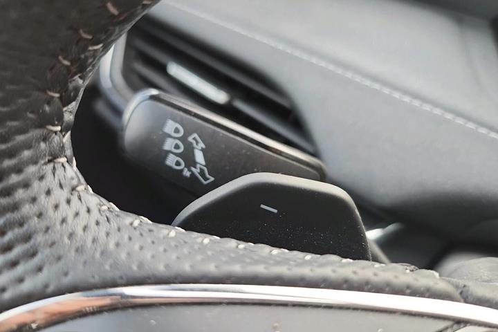 Hvid Skoda Enyaq fra 2023