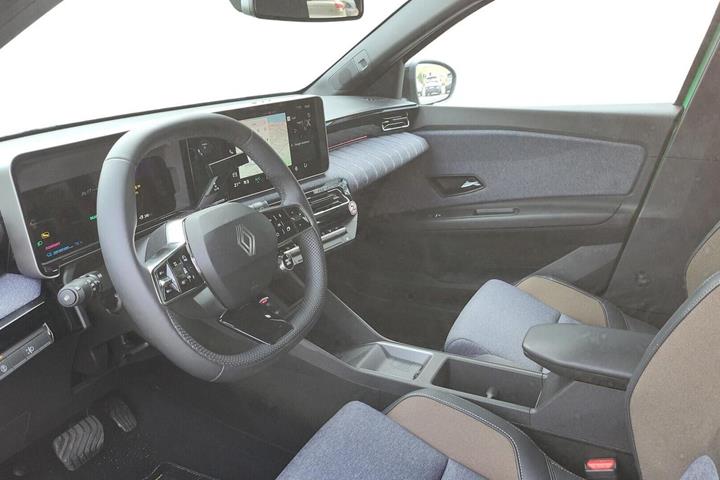Grøn Renault 5 E-Tech fra 2025