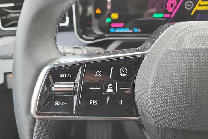 Grøn Renault 5 E-Tech fra 2025