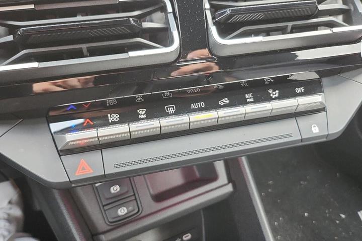 Grøn Renault 5 E-Tech fra 2025