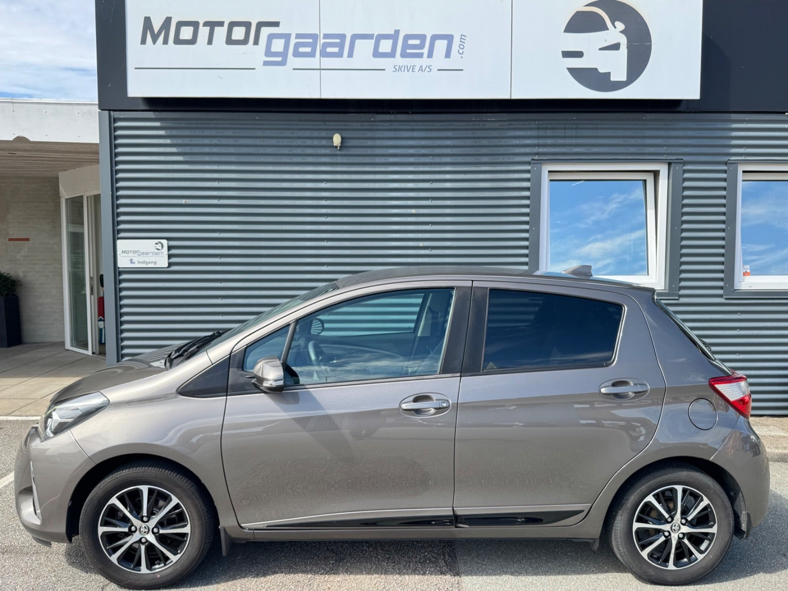 Orange Toyota Yaris fra 2020