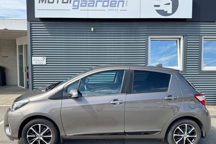 Orange Toyota Yaris fra 2020
