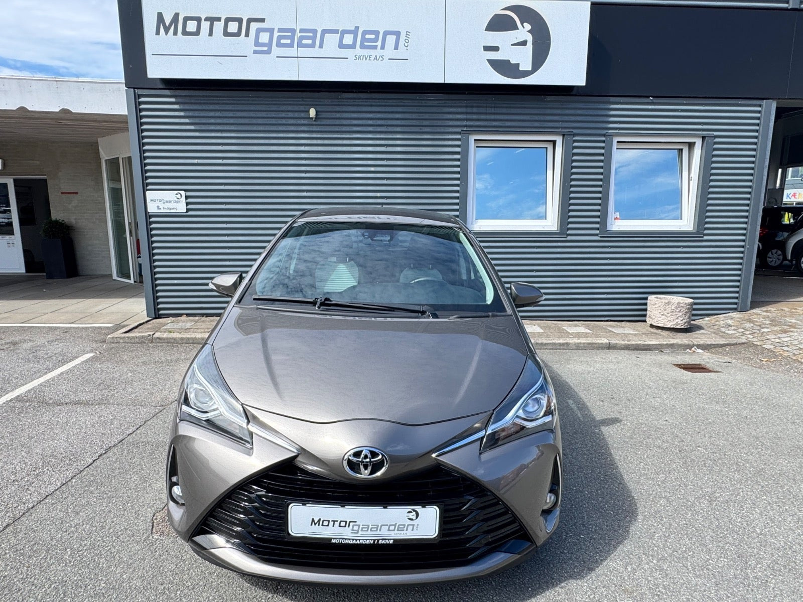 Orange Toyota Yaris fra 2020