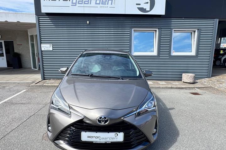 Orange Toyota Yaris fra 2020