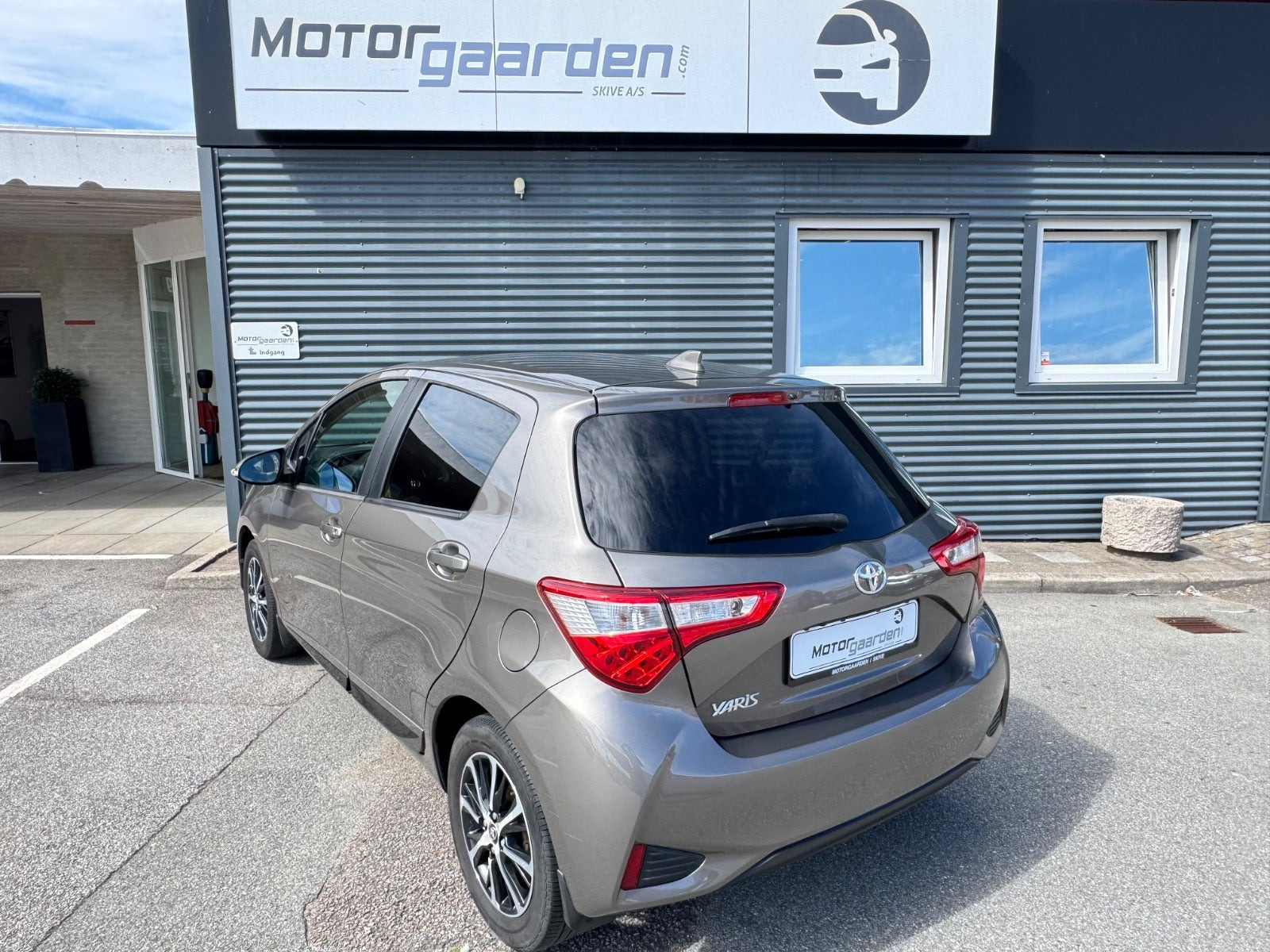 Orange Toyota Yaris fra 2020