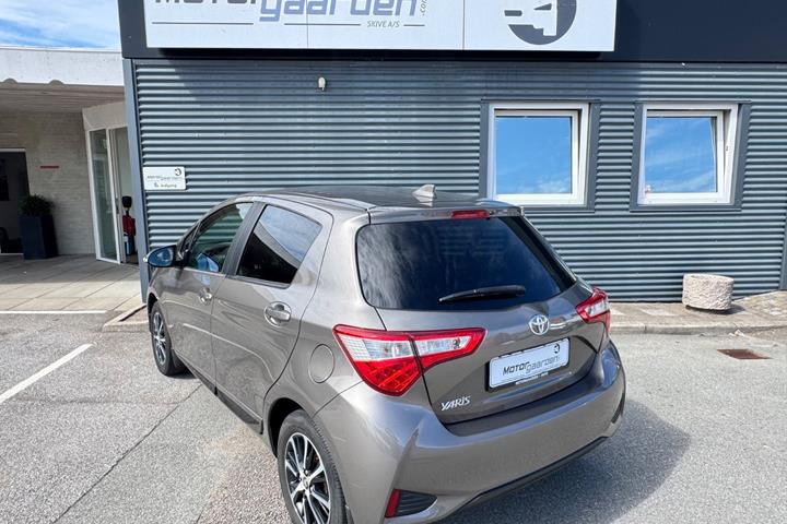Orange Toyota Yaris fra 2020