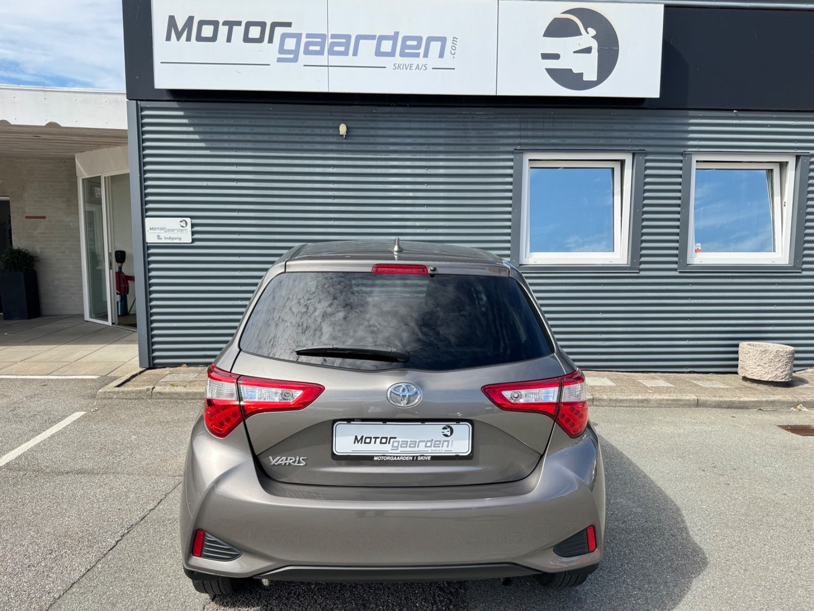 Orange Toyota Yaris fra 2020