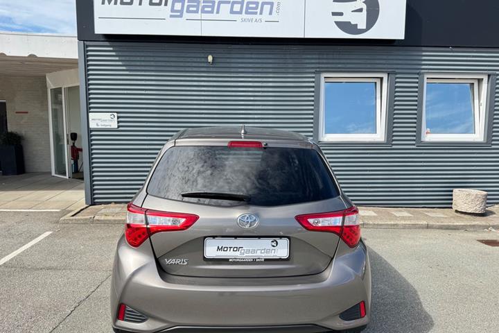Orange Toyota Yaris fra 2020