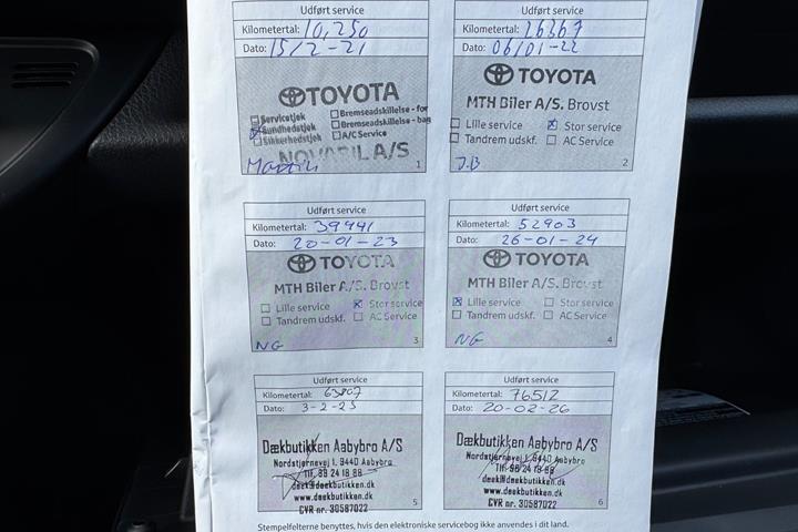 Orange Toyota Yaris fra 2020