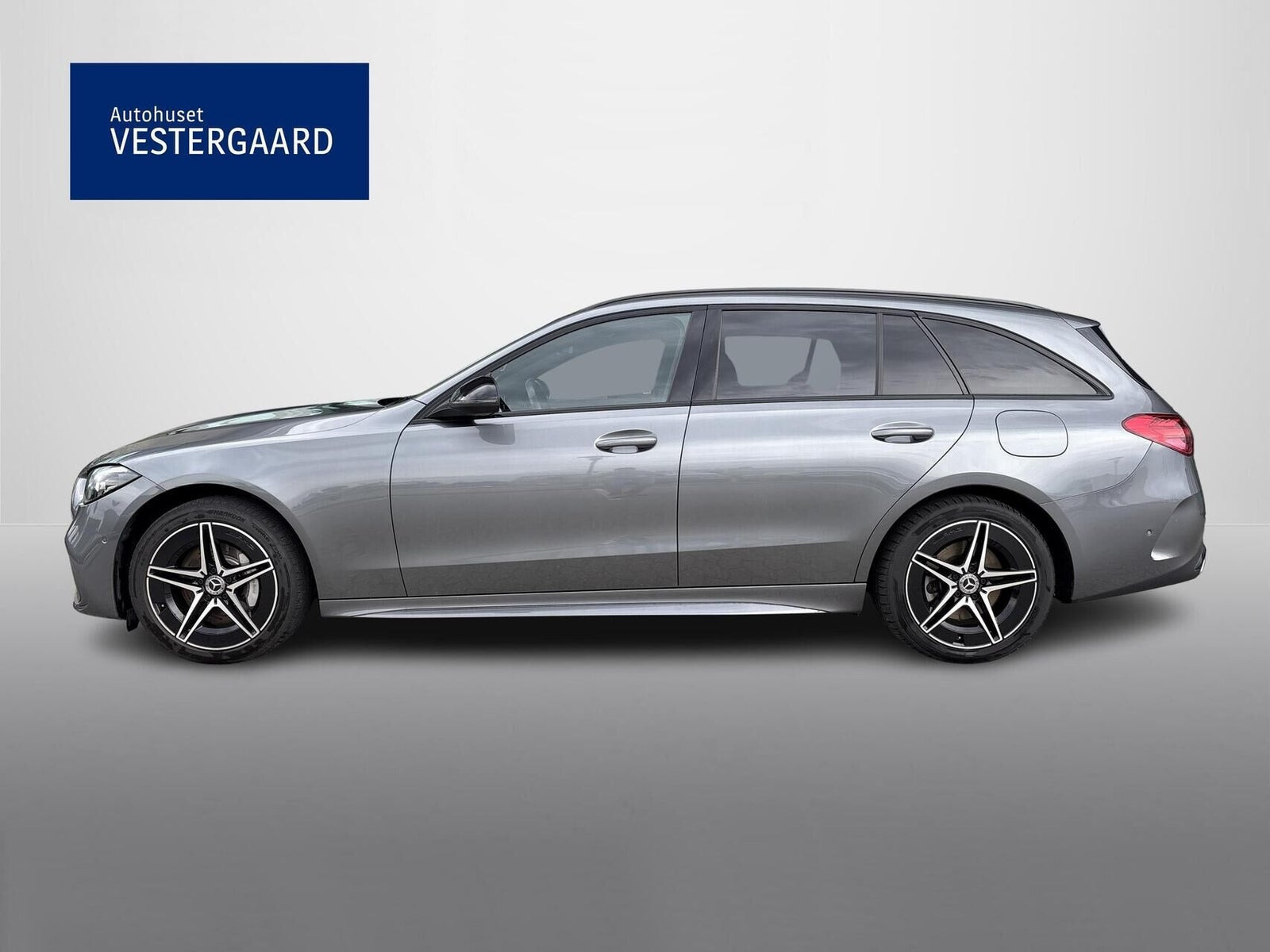 Grå Mercedes C300 e fra 2022