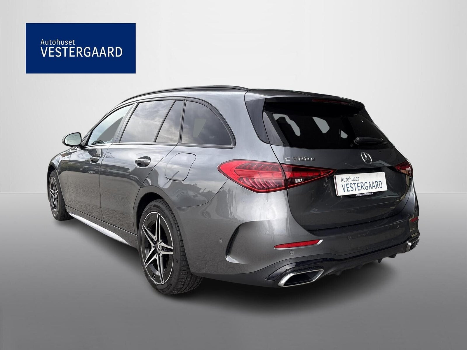 Grå Mercedes C300 e fra 2022
