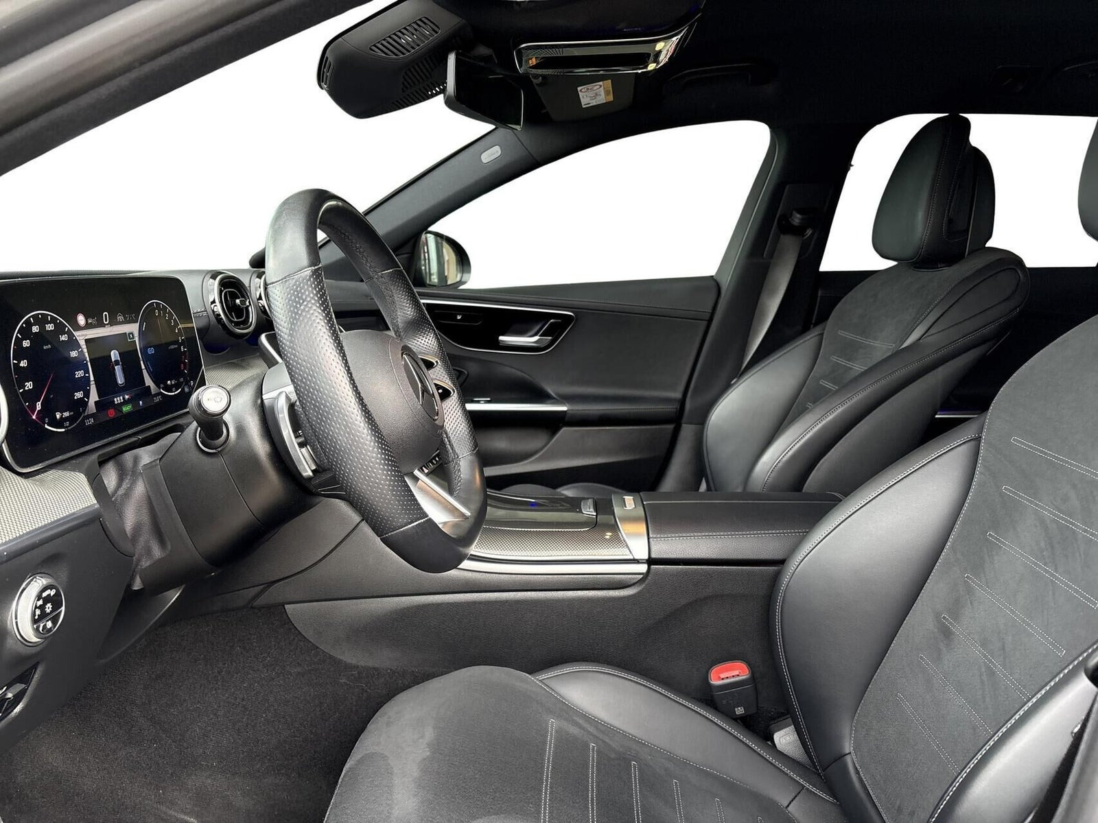 Grå Mercedes C300 e fra 2022