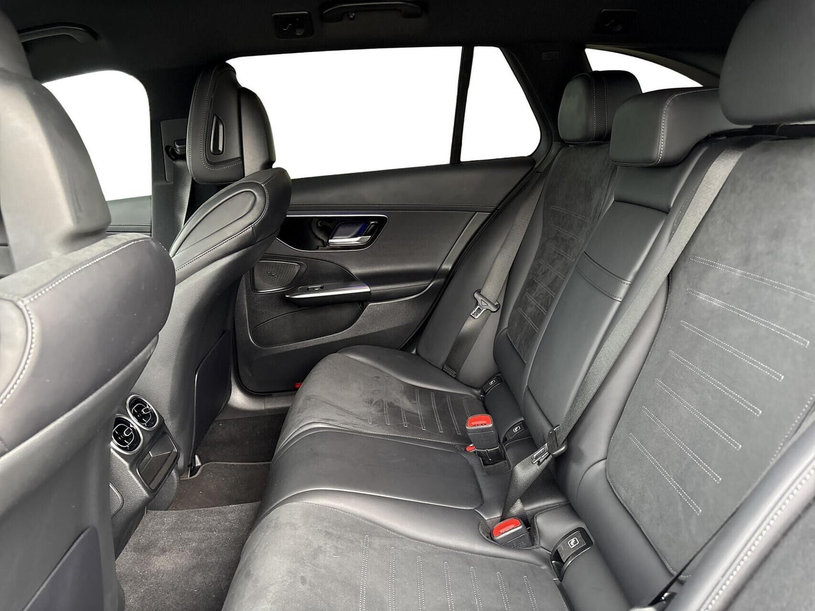 Grå Mercedes C300 e fra 2022