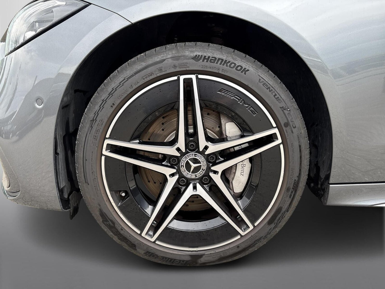Grå Mercedes C300 e fra 2022