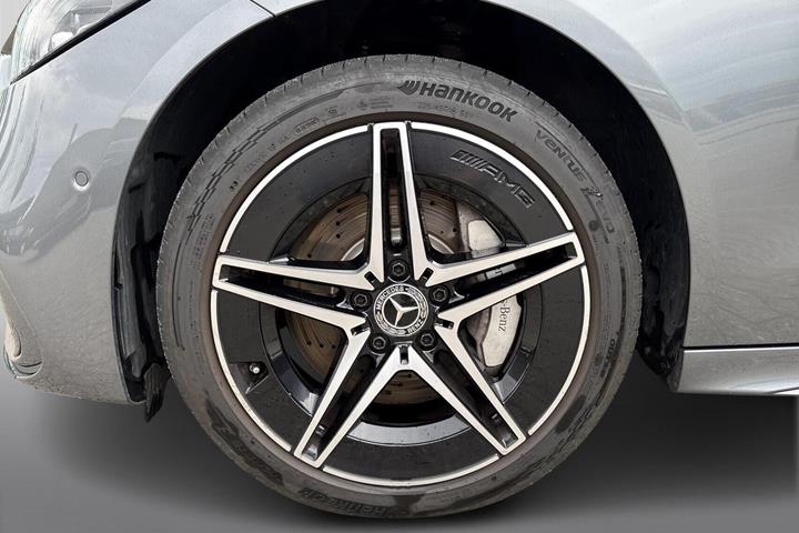 Grå Mercedes C300 e fra 2022