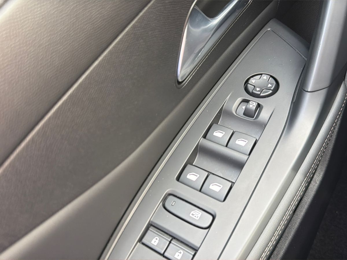 Sort Peugeot E-308 fra 2024