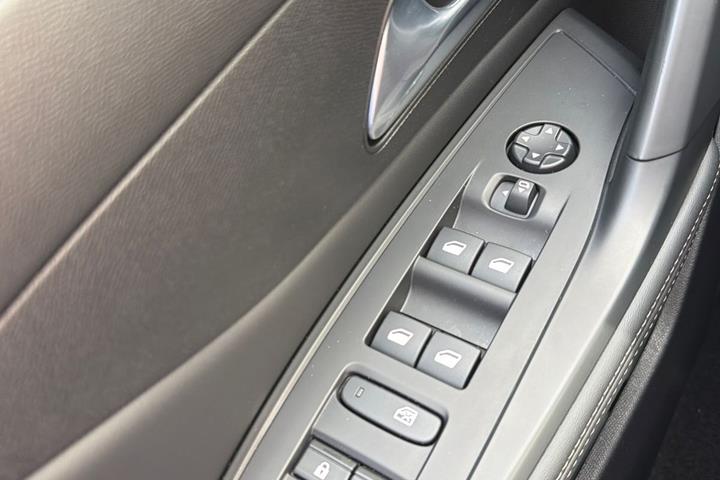 Sort Peugeot E-308 fra 2024