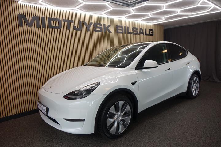 Hvid Tesla Model Y fra 2024