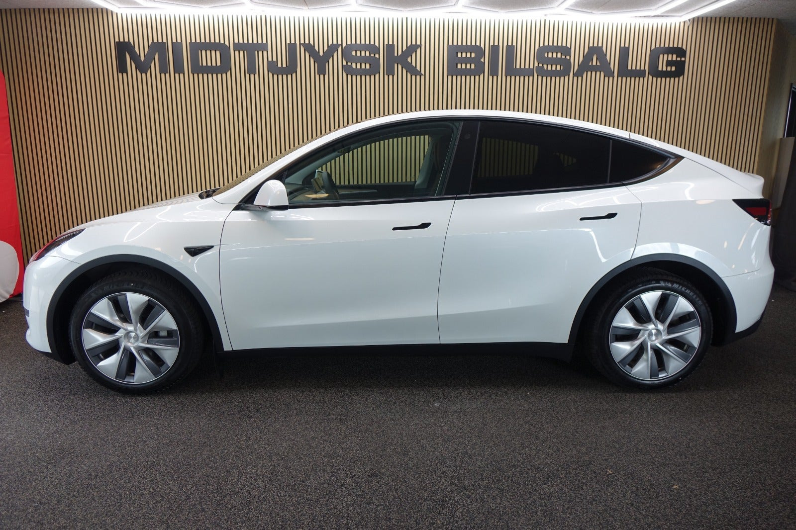 Hvid Tesla Model Y fra 2024