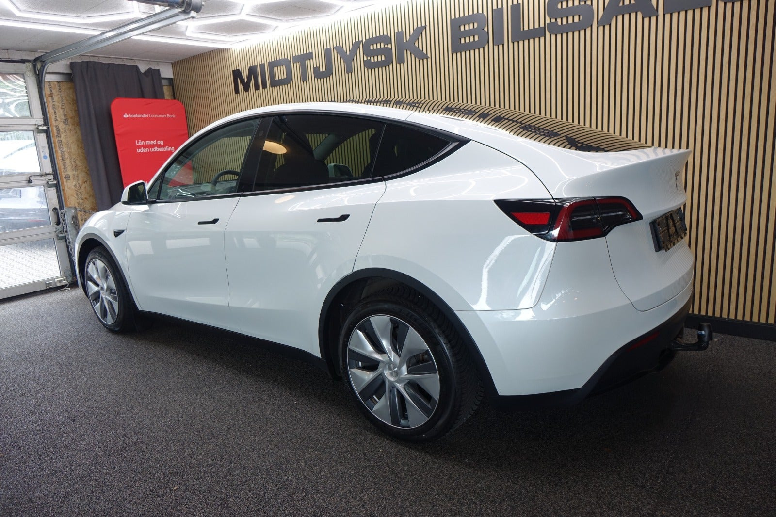 Hvid Tesla Model Y fra 2024