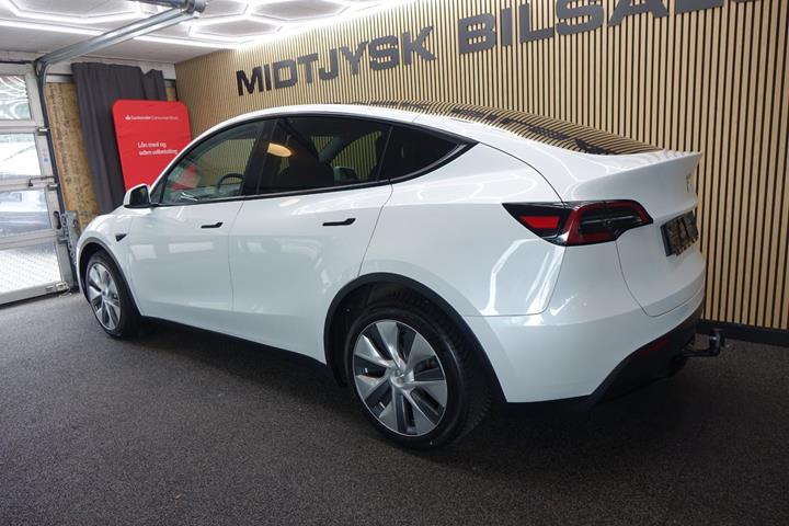 Hvid Tesla Model Y fra 2024