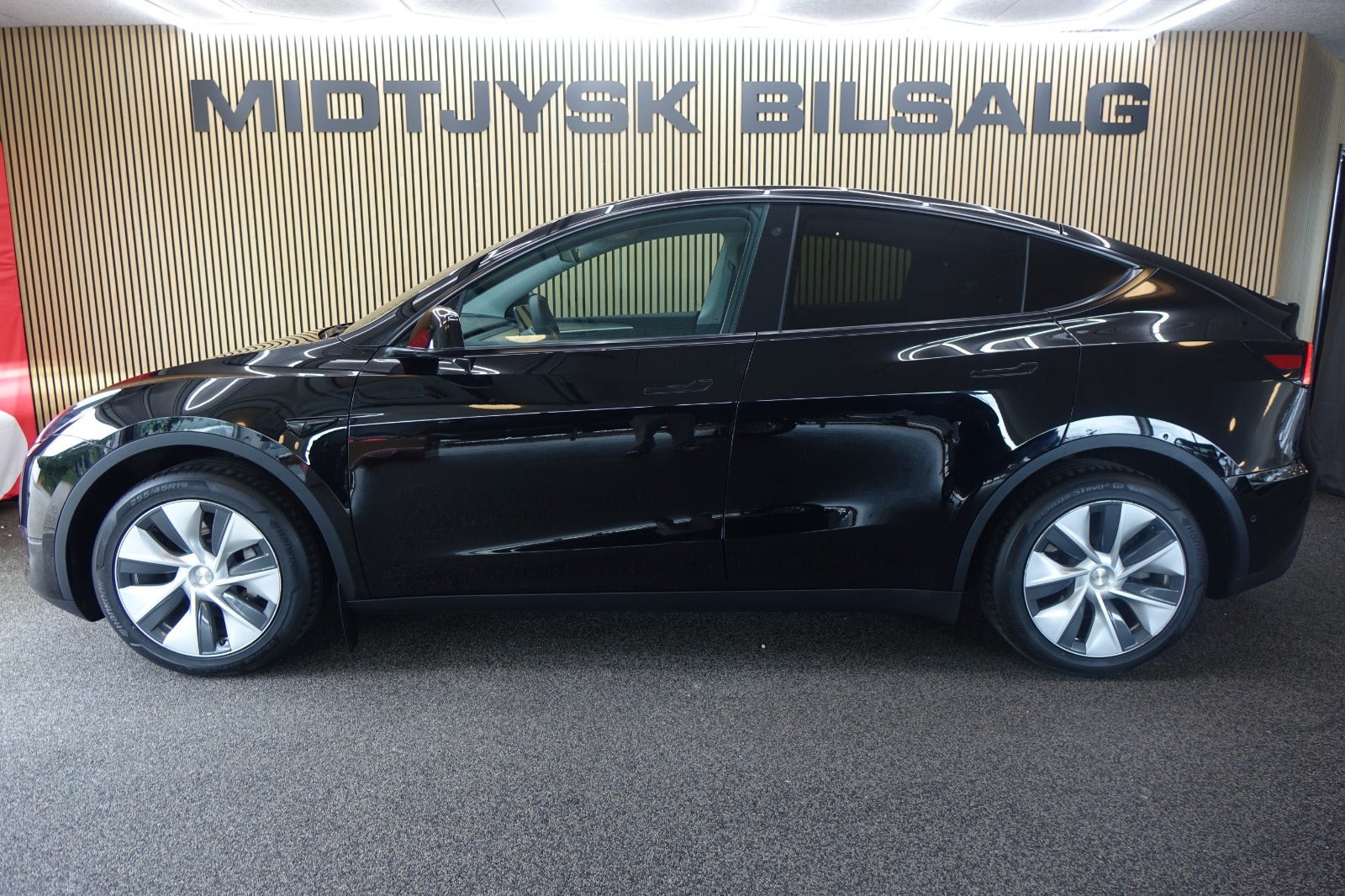 Sort Tesla Model Y fra 2023