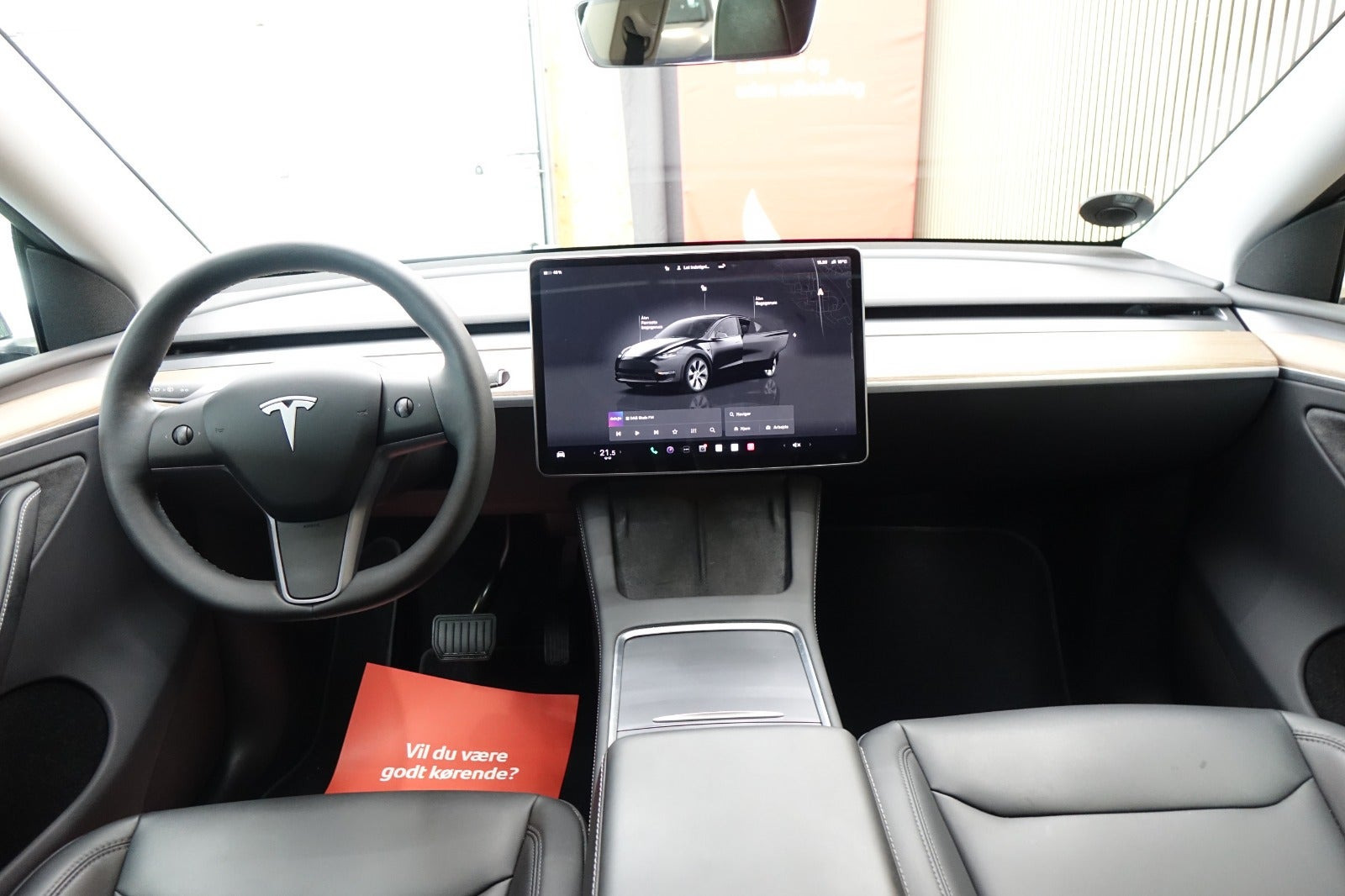 Sort Tesla Model Y fra 2023