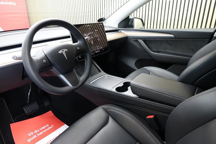 Sort Tesla Model Y fra 2023