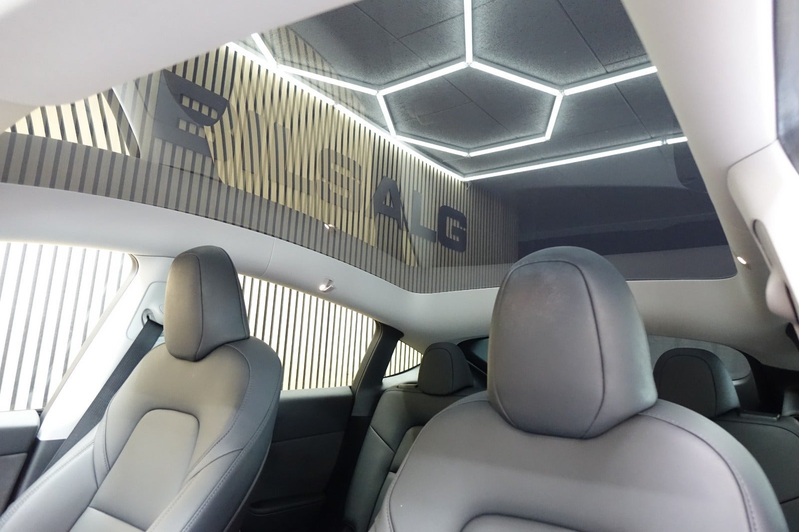 Sort Tesla Model Y fra 2023