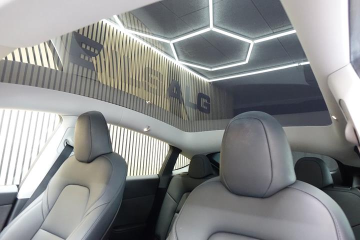 Sort Tesla Model Y fra 2023