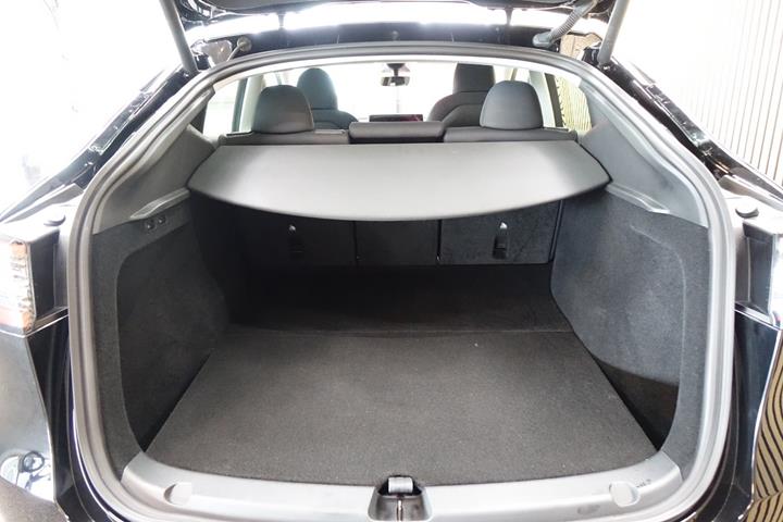 Sort Tesla Model Y fra 2023