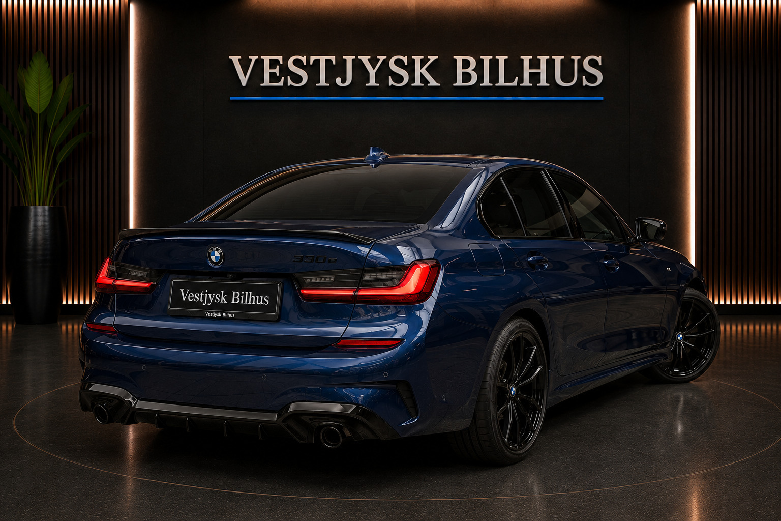 Blå BMW 330e fra 2022