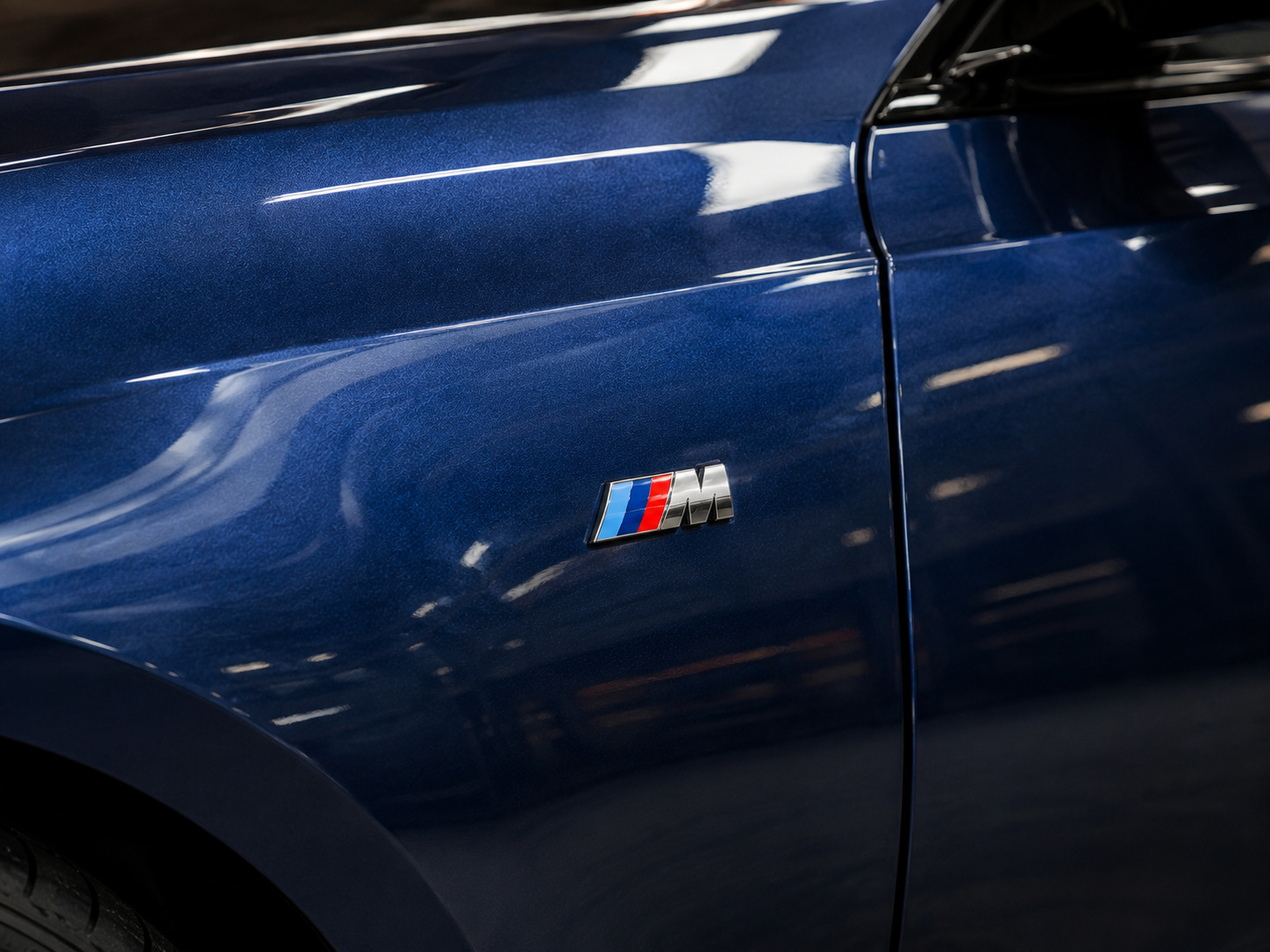 Blå BMW 330e fra 2022