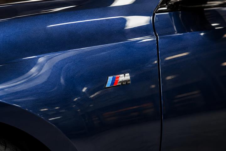 Blå BMW 330e fra 2022