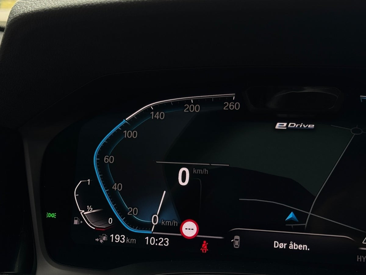 Blå BMW 330e fra 2022